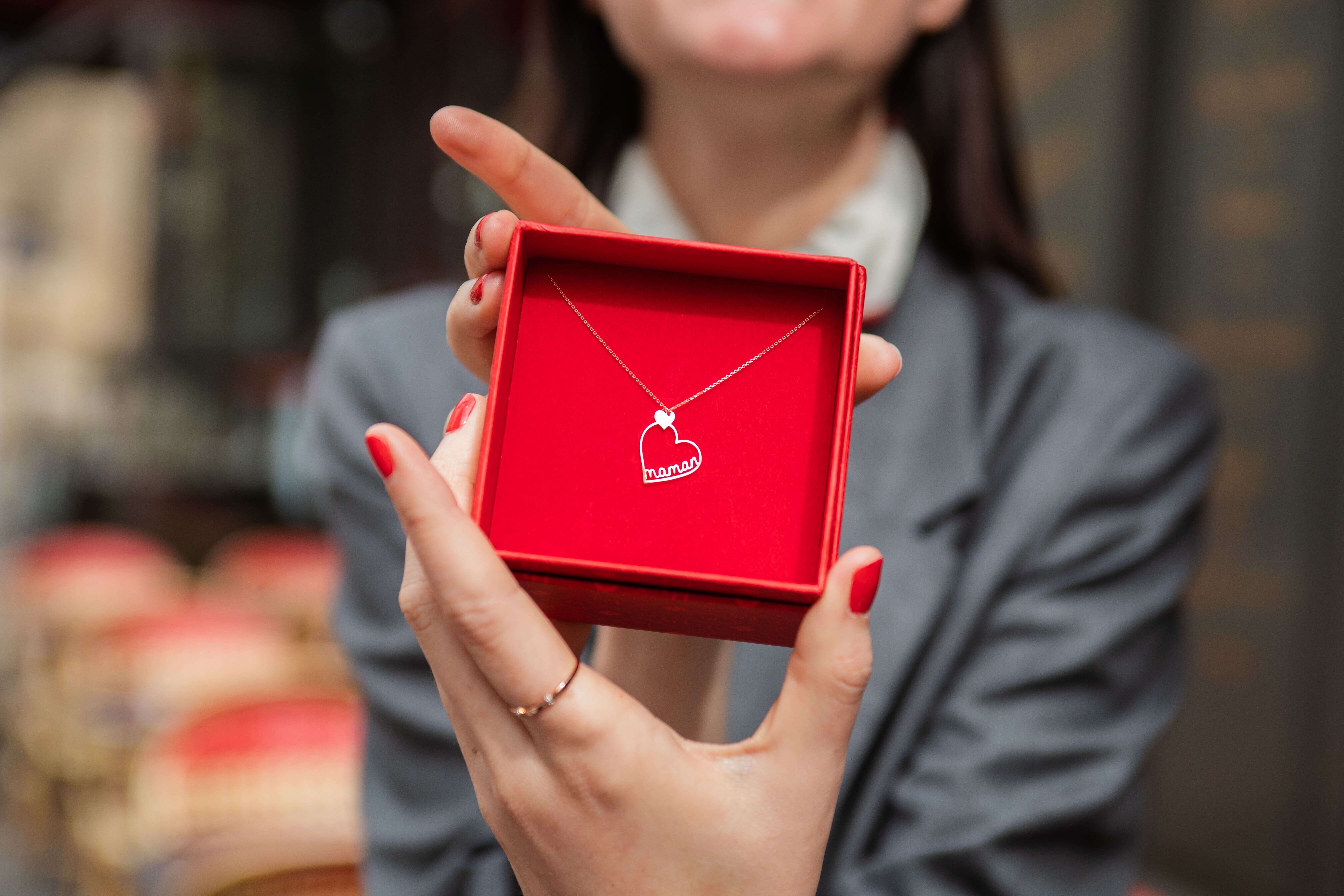 Quel cadeau de naissance offrir pour une maman ? 