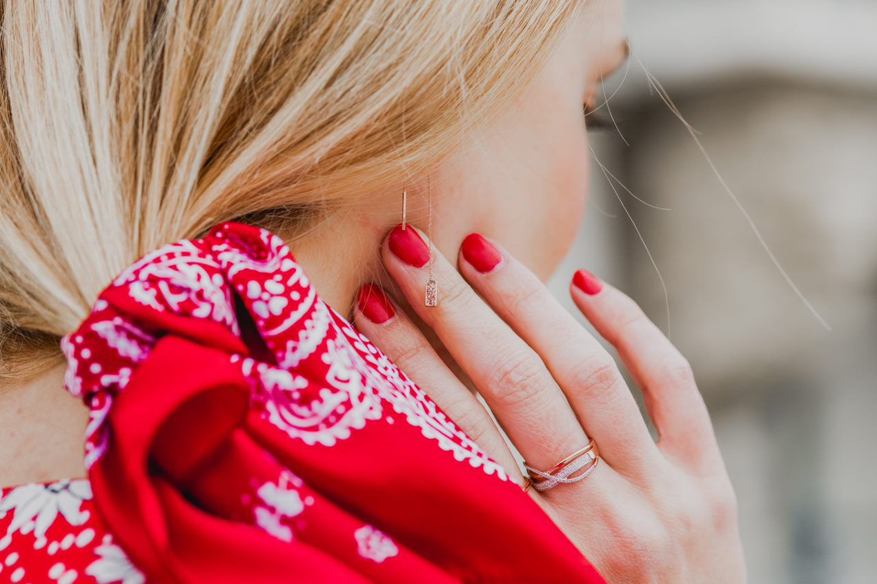Un bijou en or jaune, pour mettre en valeur le bronzage