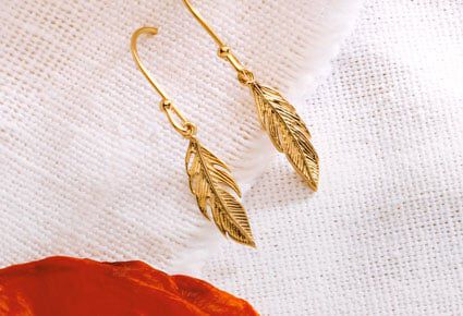 UNE JOLIE BO&Icirc;TE TRAVAILL&Eacute;E POUR EXPOSER SES BIJOUX