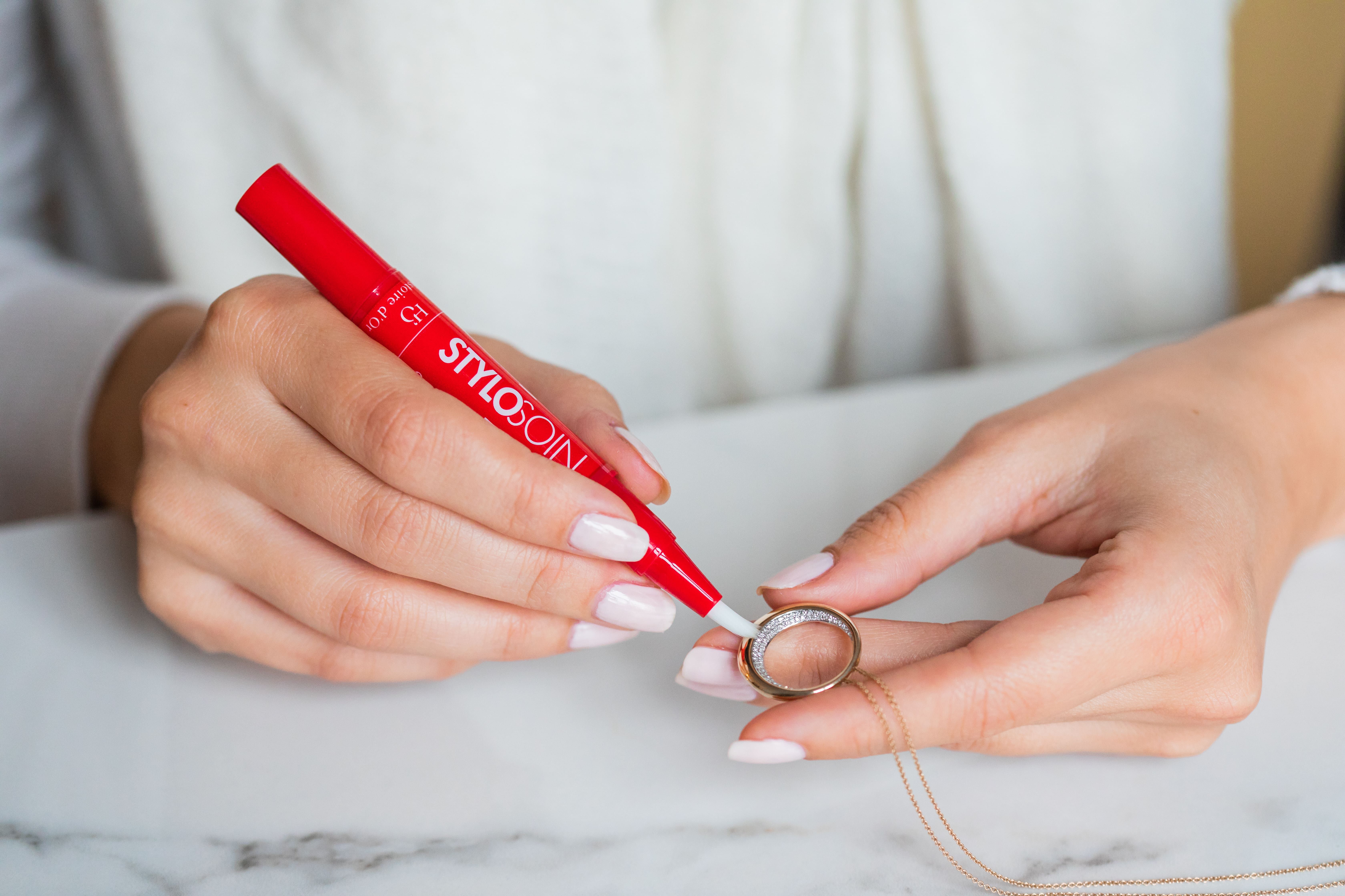 BROSSE &Agrave; DENTS ET DENTIFRICE POUR FAIRE BRILLER SES BIJOUX EN OR