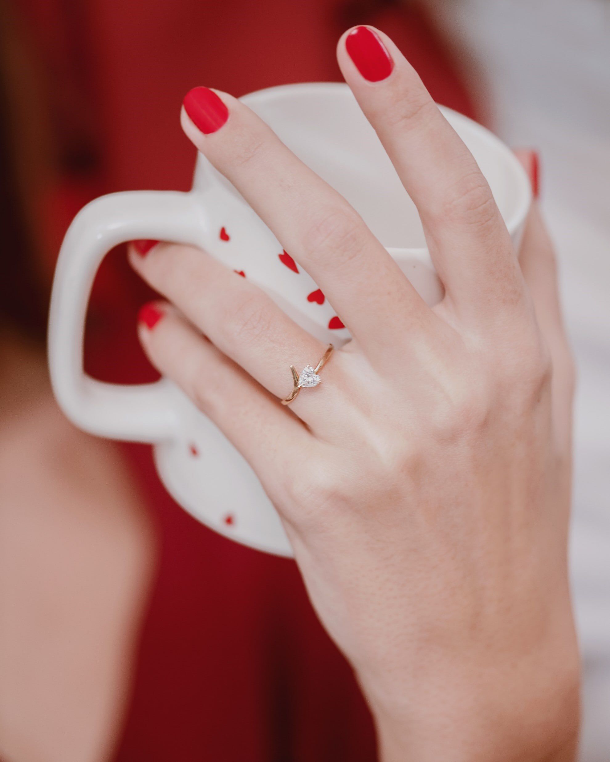 QUEL DOIGT POUR SA BAGUE DE FIAN&Ccedil;AILLES&thinsp;?