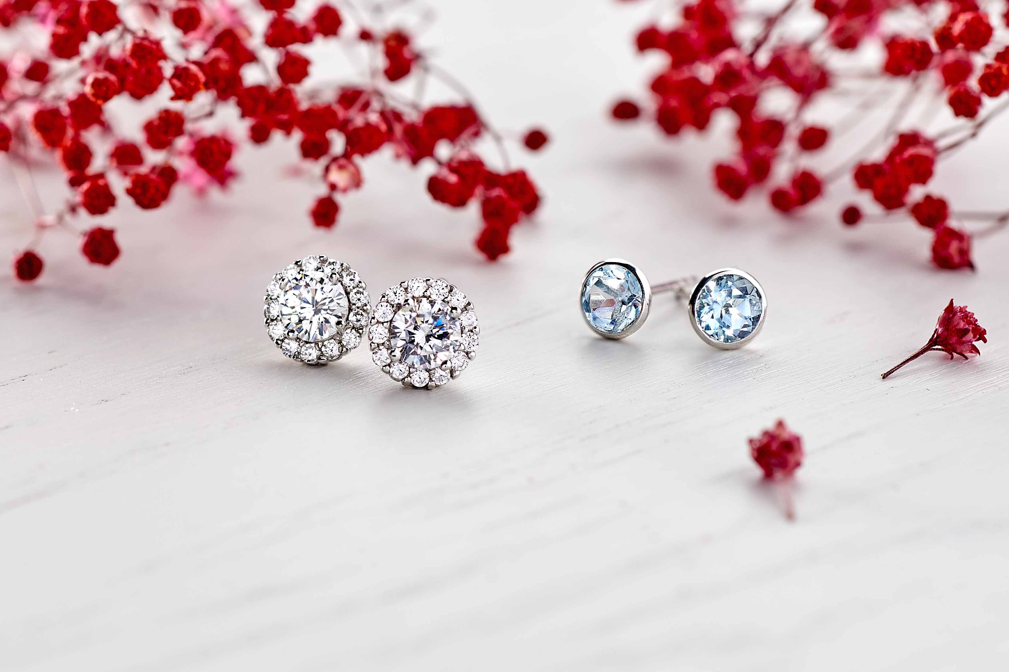 UN PILULIER D&Eacute;COR&Eacute; POUR RANGER SES CLOUS D&rsquo;OREILLES