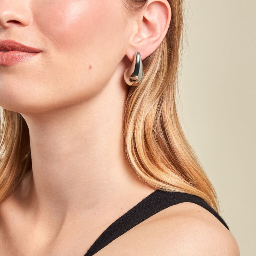 Boucles d'oreilles et cheveux mi-longs