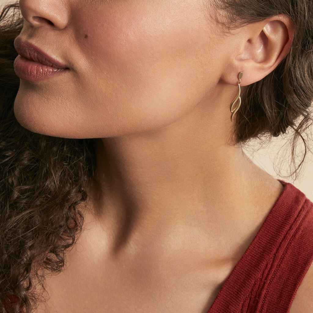 Boucles d&rsquo;oreilles et cheveux longs