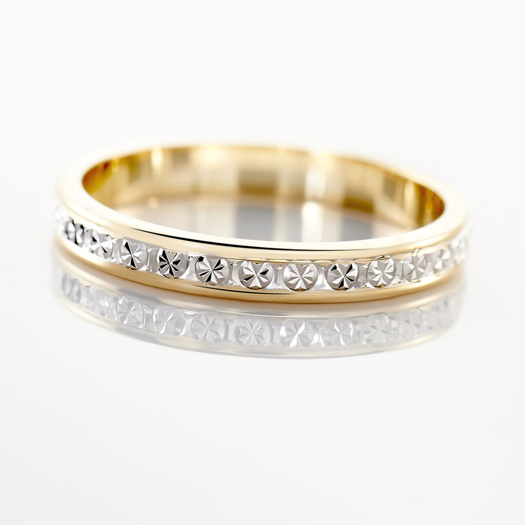 Le port de l'alliance : coutumes autour du globe