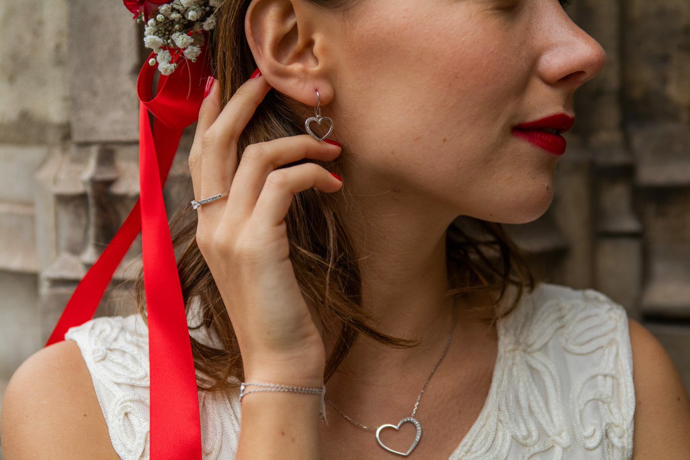 Des boucles d&rsquo;oreilles assorties &agrave; votre robe