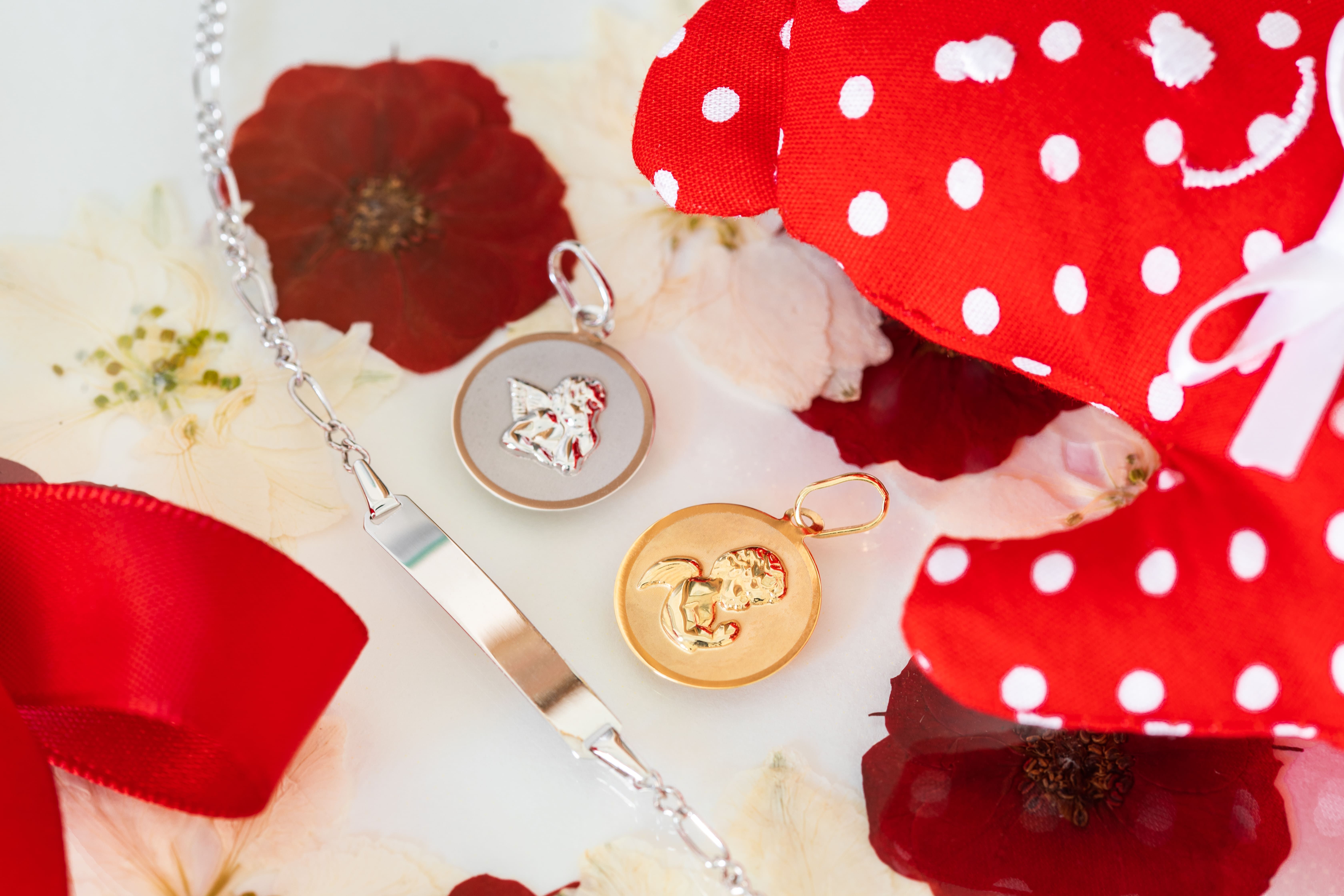 Pourquoi offrir *une m&eacute;daille lors d&rsquo;un bapt&ecirc;me* ?