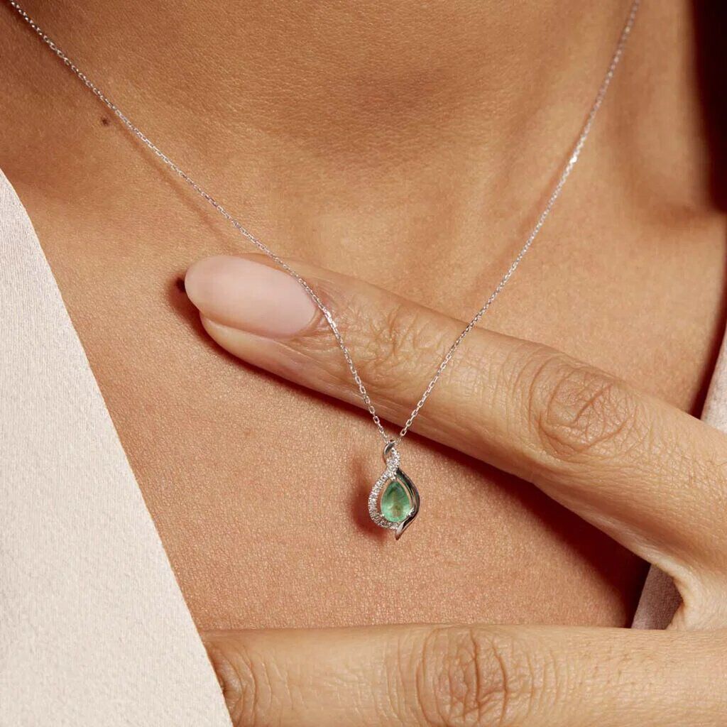 Sans oublier les bijoux empierr&eacute;s