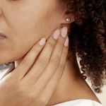 Boucles D'oreilles Puces Edy Serti Clos Or Blanc Topaze - Clous d'oreilles Femme | Histoire d&rsquo;Or