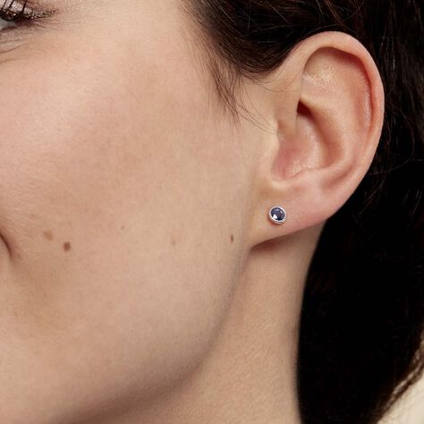 Boucles D'oreilles Puces Edy Serti Clos Or Blanc Saphir - Clous d'oreilles Famille | Histoire d’Or