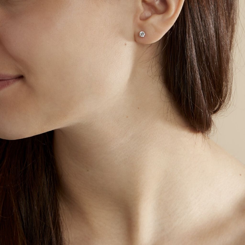 Boucles D'oreilles Puces 4 Griffes Or Blanc Diamant Synthetique - Clous d'oreilles Femme | Histoire d’Or