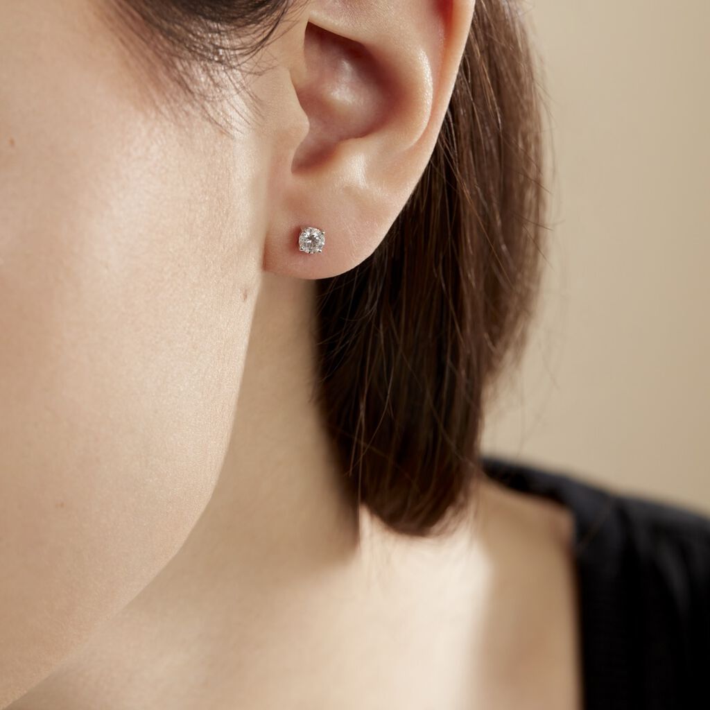 Boucles D'oreilles Puces 4 Griffes Or Blanc Diamant Synthetique - Clous d'oreilles Femme | Histoire d’Or