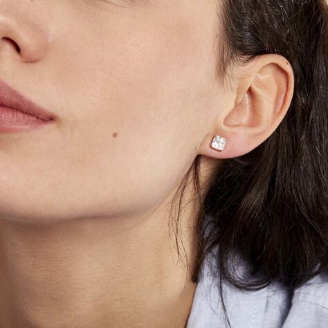 Boucles D'oreilles Puces Doreen Carre Or Jaune Oxyde De Zirconium - Clous d'oreilles Famille | Histoire d’Or