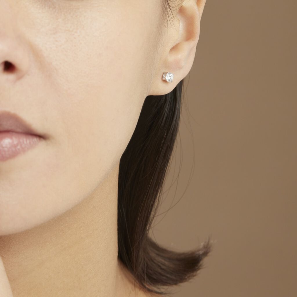 Boucles D'oreilles Puces 4 Griffes Or Blanc Diamant Synthetique - Clous d'oreilles Femme | Histoire d’Or