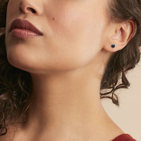 Boucles D'oreilles Puces Edy Serti Clos Or Blanc Saphir - Clous d'oreilles Famille | Histoire d’Or