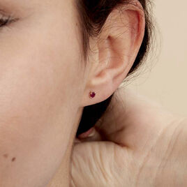 Boucles D'oreilles Puces Elea Serti Griffe Or Jaune Rubis - Clous d'oreilles Femme | Histoire d’Or
