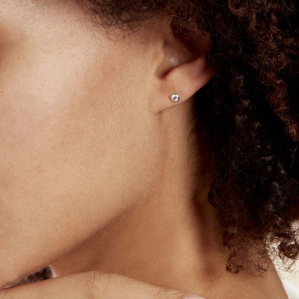 Boucles D'oreilles Puces Daria Serti Clos Or Blanc Oxyde De Zirconium - Clous d'oreilles Femme | Histoire d’Or