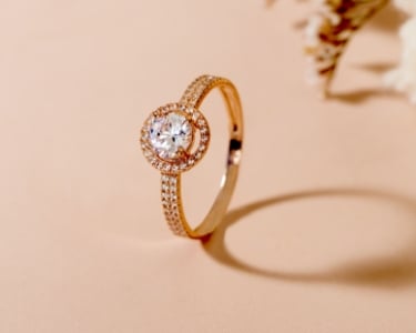 Modèle de bague de fiançailles sale